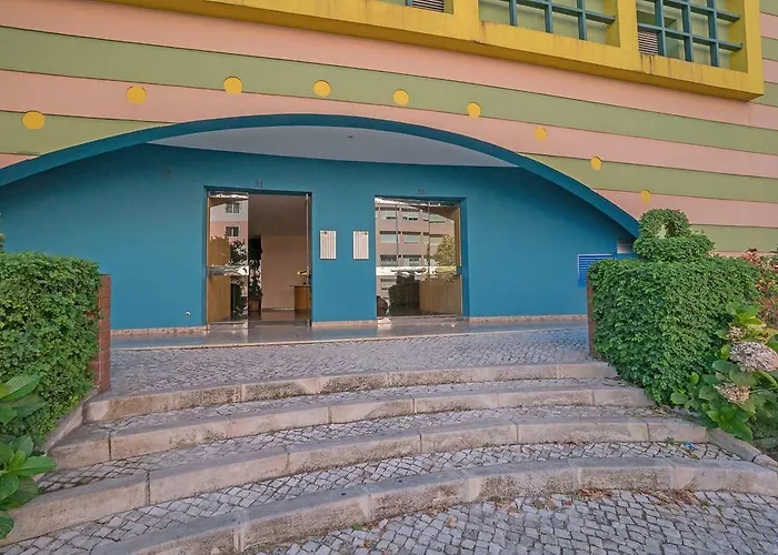 1-Minute Walk To The Metro And 2 To The Supermarket
