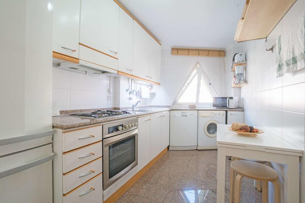 1-minute Walk To The Metro And 2 To The Supermarket Apartament Lizbona